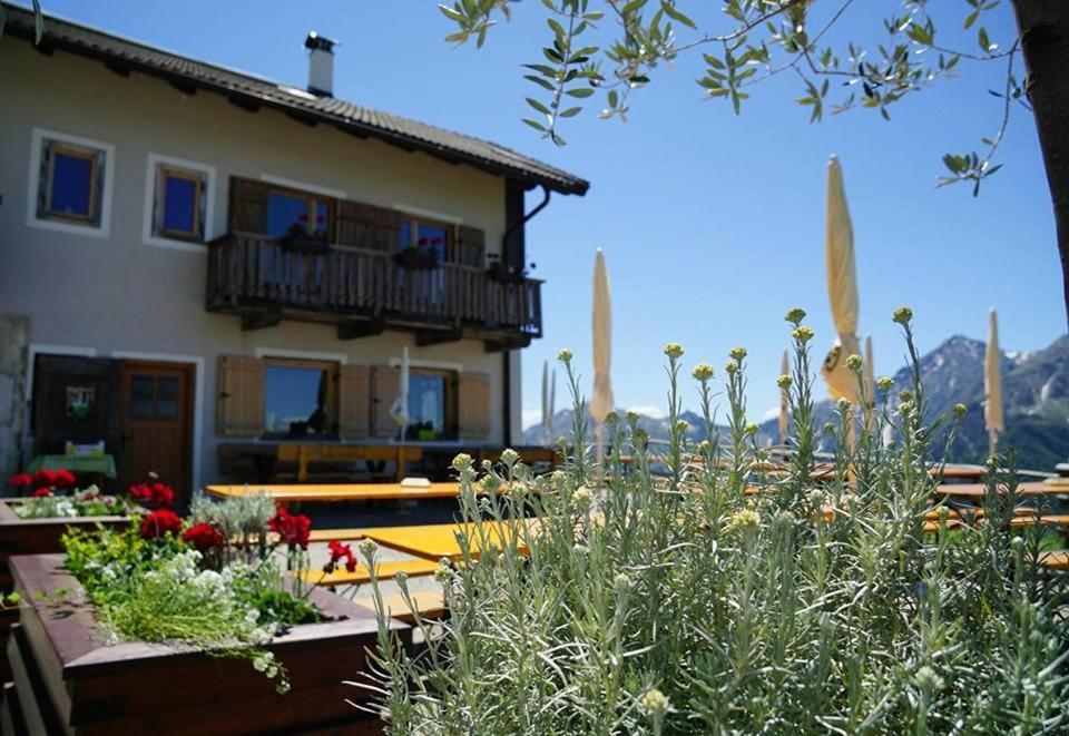 Enzianhuette Berggasthaus San Leonardo in Passiria Esterno foto